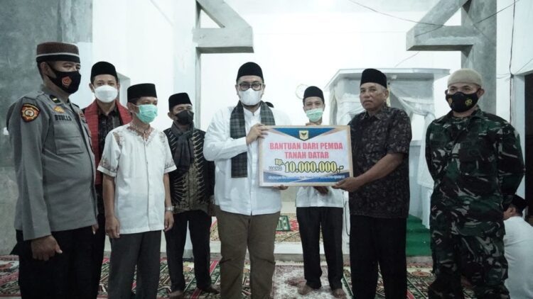 FOTO BERSAMA— Wakil Bupati Tanah Datar Richi Aprian, SH, MH dalam sambutannya saat memimpin Tim Khusus Safari Ramadhan di Masjid Nurul Huda Jorong Tigo Tumpuak.