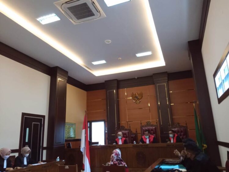 SIDANG-Dona Sari Dewi, mantan manajer Koperasi Jasa Keuangan Syariah (KJKS) Baitul Maal Wat Tamwil (BMT) yang menjadi terdakwa dugaan korupsi  menjalani sidang di Pengadilan Tindak Pidana Korupsi pada Pengadilan Negeri Kelas IA Padang. 