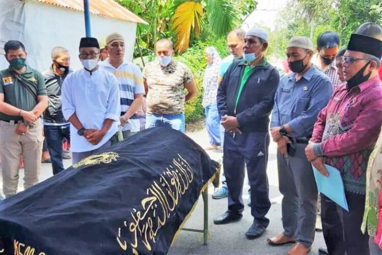 LEPAS JENAZAH— Camat Payakumbuh Selatan Agus Rubiono saat melepas jenazah Almarhum Roza Thomas.