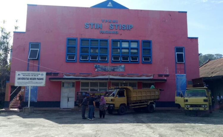 GEDUNG KAMPUS— Bangunan gedung kampus STIH Padang yang berada di Jalan AR Hakim, Ranah Parak Rumbio, Kecamatan Padang Selatan yang bersengketa dengan UNP.