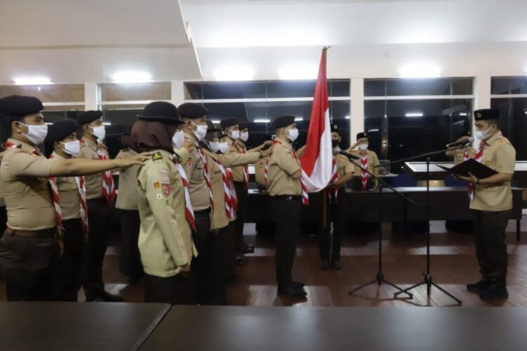 PELANTIKAN-Wakil Walikota yang juga Ketua Kwartir Cabang (Kwarcab) Gerakan Pramuka Kota Solok Ramadhani Kirana Putra melantik pengurus dewan kerja pramuka penegak dan pandega masa bakti 2021-2026