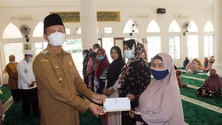 SERAHKAN—Wako Genius Umar serahkan bantuan mustahik pelaku ekonomi.