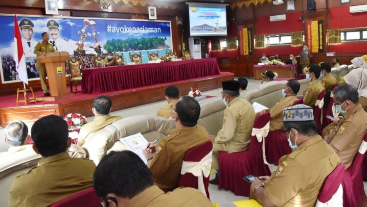 SAMBUTAN—Wali Kota Pariaman H Genius Umar memberikan sambutan.