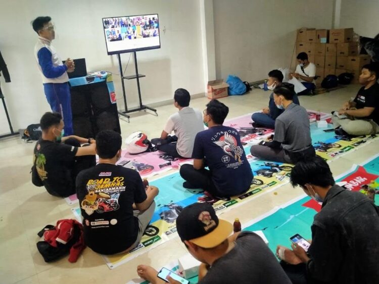 Sosialisasikan Keselamatan Berkendara, Menara Agung Sasar Komunitas Honda CBR Sumbar 1 BERIKAN MATERI— Instruktur safety riding Menara Agung, Riandy Monru memberikan materi terkait keselamatan berkendara kepada Komunitas Honda CBR Sumbar.