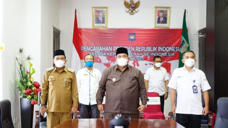 VIDEO CONFERENCE—Bupati Suhatri Bur saat video conference dengan Presiden.