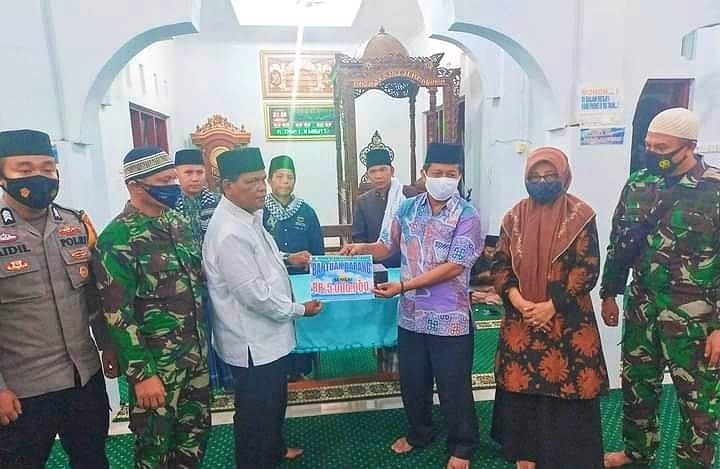 SERAHKAN BANTUAN— Tim 9 Safari Ramadhan Kabupaten Padangpariaman, serahkan bantuan ke pengurus  Masjid Syekh Madinah di Nagari Sungai Gimba Ulakan, Kecamatan Ulakan Tapakih.