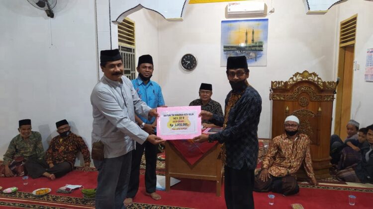 TSR Wawako Kunjungi Masjid Al-Huda, Banyak Terima Aspirasi Masyarakat 1 BANTUAN TSR— Wakil Wali Kota Solok Ramadhani Kirana Putra menyerahkan bantuan berupa uang kepada pengurus Masjid Al-Huda saat kunjungan Safari Ramadhan 1442 H.