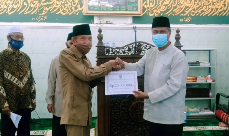 TSR VI Pemprov Kunjungi Masjid Mukhlisin Manggis, Pemko Bukittinggi Tak Turunkan Tim Ramadhan 1 SALURKAN-- Ketua Tim Safari Ramadhan (TSR) Pemprov Sumbar melalui Purek III UNP Hendra Syarifuddin menyalurkan bantuan Rp20 juta kepada pengurus Masjid Mukhlisin Manggis, Kota Bukittinggi.