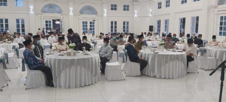 BUKA BERSAMA—Pemko Bukittinggi menggelar berbuka puasa bersama dalam meningkatkan ukhuwah islamiyah.