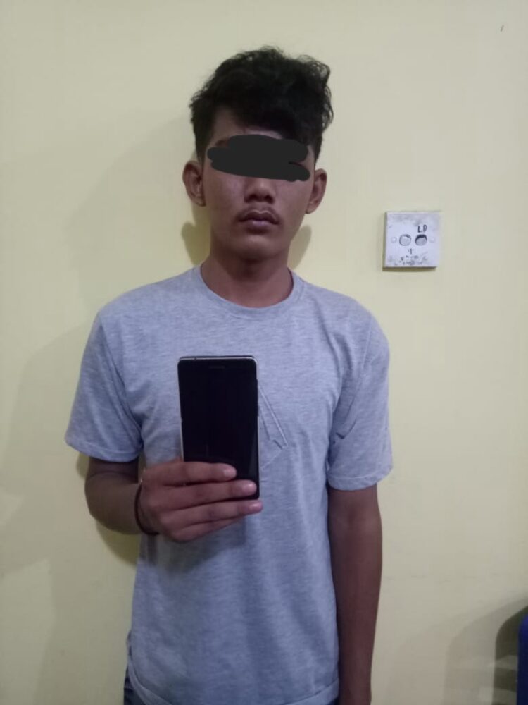 BEKUK—Tersangka D berhasil dibekuk tim opsnal Sat Reskrim Polres Pessel  usai berhasil mencuri satu unit Hp dari dalam rumah, Kamis (22/4).