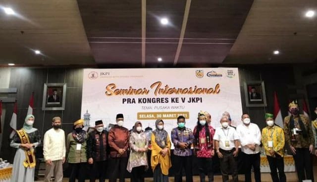 FOTO BERSAMA— Wakil Wali Kota Sawahlunto Zohirin Sayuti foto bersama saat mengikuti Pra Rakernas Jaringan Kota Pusaka Indonesia (JKPI)  di Banda Aceh.