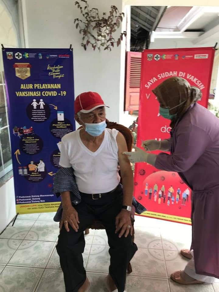 DISUNTIK— Wakil Bupati Dharmasraya, Dasril Panin Dt Labuan saat menjalani suntik vaksin tahap pertama, Selasa (6/4).