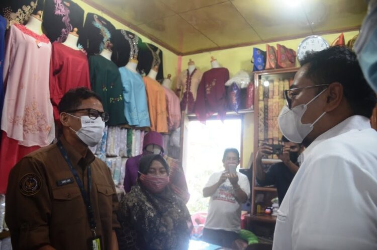 BINCANG—Wabup Tanah Datar Richi Aprian berbincang dengan Menparekraf Sandiaga Uno.