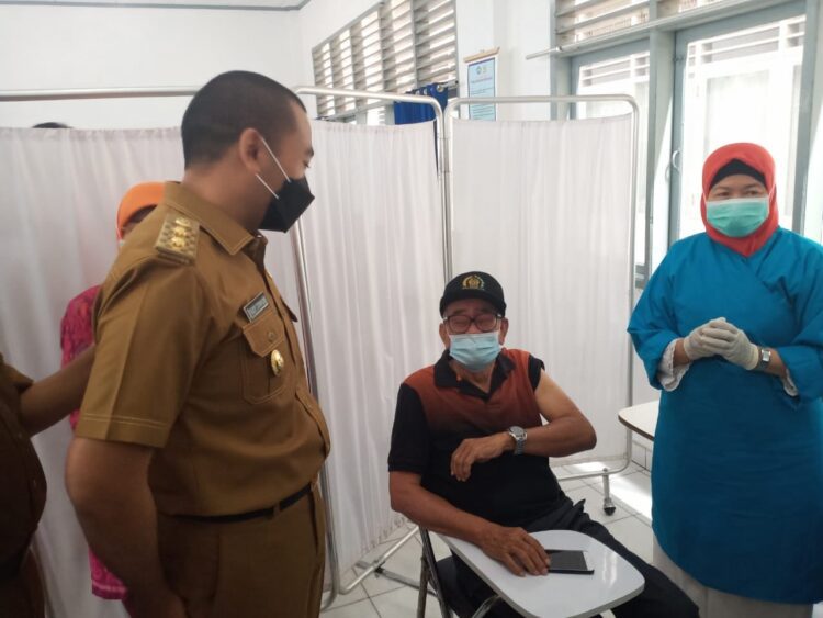 DRIVE THRU VAKSINASI— Wagub Sumbar Audy Joinaldy meninjau pelaksanaan vaksin usai meresmikan Pelayanan Drive Thru Vaksinasi Covid-19 gratis bagi lansia.