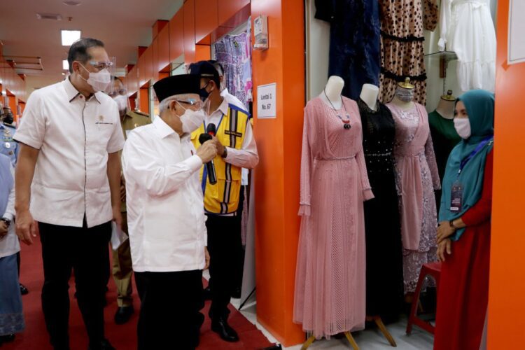 BERDIALOG—Wakil Presiden RI, KH Ma'ruf Amin saat berdialog dengan pedagang di Pasar Rakyat Kota Pariaman yang baru diresmikan.