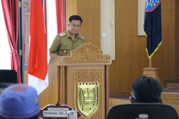 BACAKAN NOTA PENJELASAN— Wakil Wali Kota Payakumbuh H Erwin Yunaz membacakan nota pejelasan Wali Kota Payakumbuh atas LKPj Tahun 2020 di ruang sidang DPRD Kota Payakumbuh.