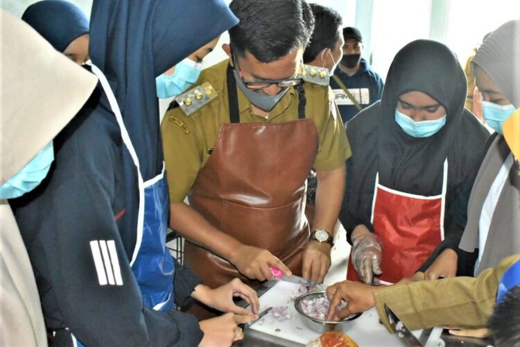 BERIKAN EDUKASI—Wakil Wali Kota Payakumbuh Erwin Yunaz saat memberikan edukasi terkait pembuatan randang.