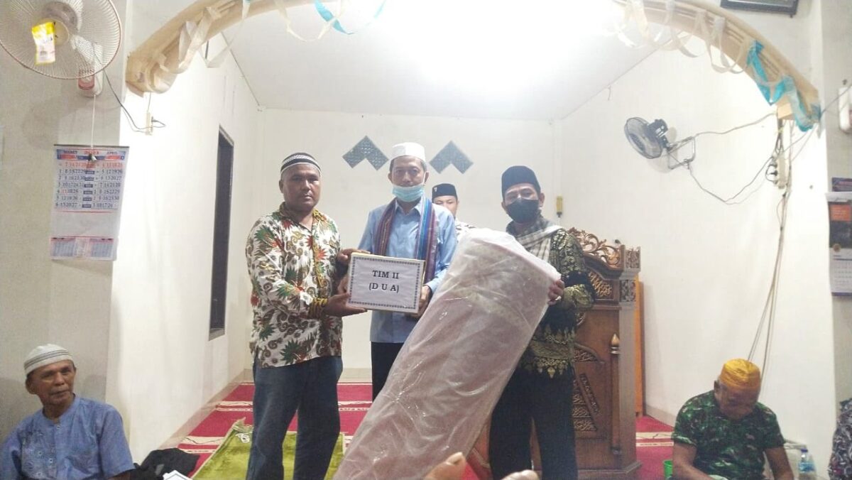 Wakil bupati Pasbar Risnawanto menyerahkan bantuandari Tim shafari Ranadhan Pemkab Pasbar pada tiap mesjid yang di singahi tim