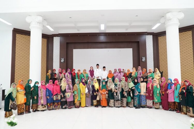 Program GOW Diminta Lebih Bermanfaat Bagi Masyarakat 1 FOTO BERSAMA— Wako Bukittinggi Erman Safar berfoto bersama dengan pengurus GPW Bukittinggi usai buka bersama.