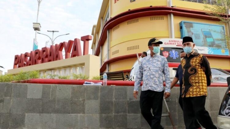 TINJAU PASAR RAKYAT—Wako Pariaman Genius Umar bersama Gubernur Sumbar Mahyeldi  saat meninjau Pasar Rakyat.