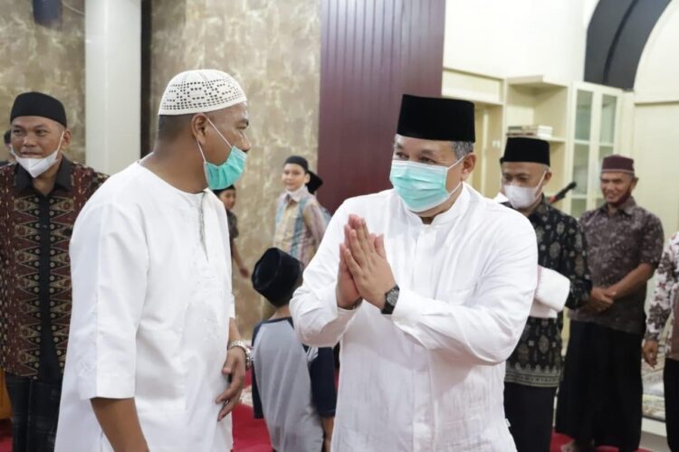 PIMPIN SAFARI RAMADHAN— Wali Kota Solok Zul Elfian menyapa jamaah masjid ketika memimpin tim Safari Ramadhan Kota Solok di Masjid Raudhatul Jannah.