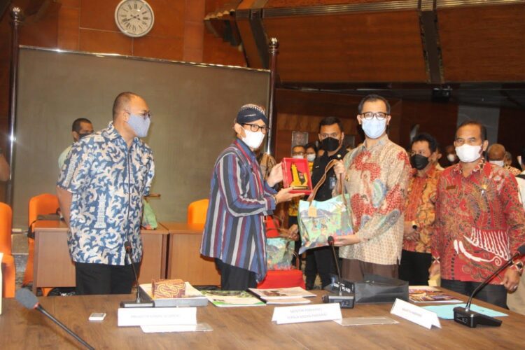 Upayakan Pengembangan Pariwisata Bukittinggi, Wali Kota Temui Kemenparekraf 1 TEMUI MENTERI— Wali Kota Bukittinggi Erman Safar berjumpa dengan Menteri Pariwisata dan Ekonomi Kreatif (Menparekraf) RI Sandiaga Salahuddin Uno.