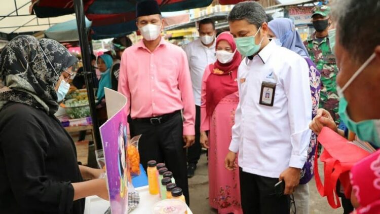 PANTAU PASAR PABUKOAN— Wako Pariaman H Genius Umar bersama Balai Besar Pengawas Obat dan Makanan (BBPOM) Padang memantau Pasar Pabukoan di pelataran parkir Pasar Pariaman dan pelataran parkir Balai Kuraitaji.