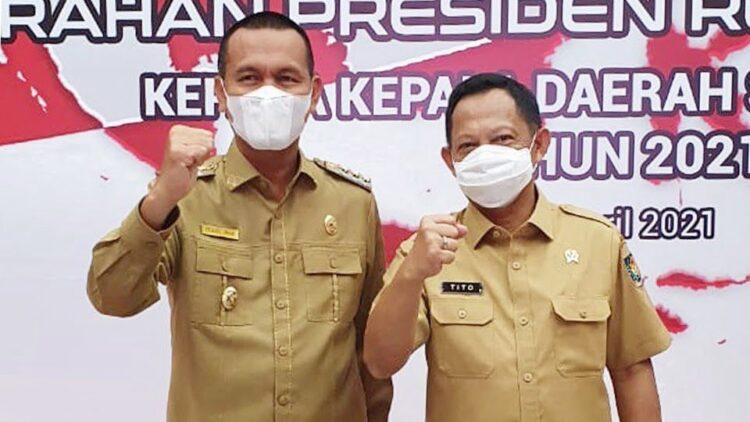 BERSAMA MENDAGRI— Wako Pariaman Genius Umar bersama Mendagri Tito Karnavian usai Rakor.