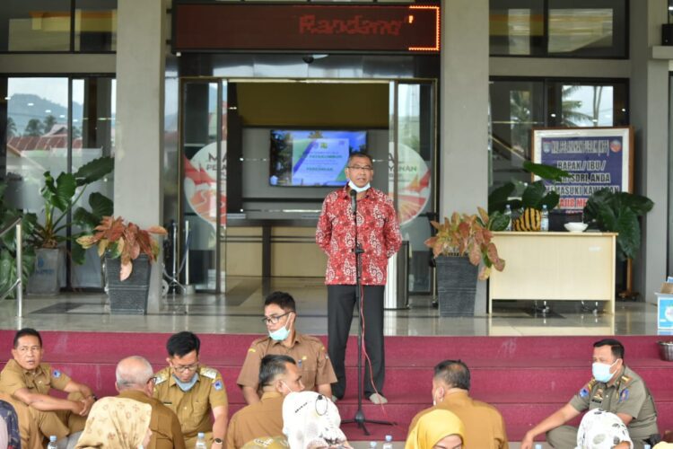 SILATURAHMI RAMADHAN—Wali Kota Riza Falepi menyampaikan ucapan mohon maaf lahir dan batin menyambut bulan suci Ramadhan.