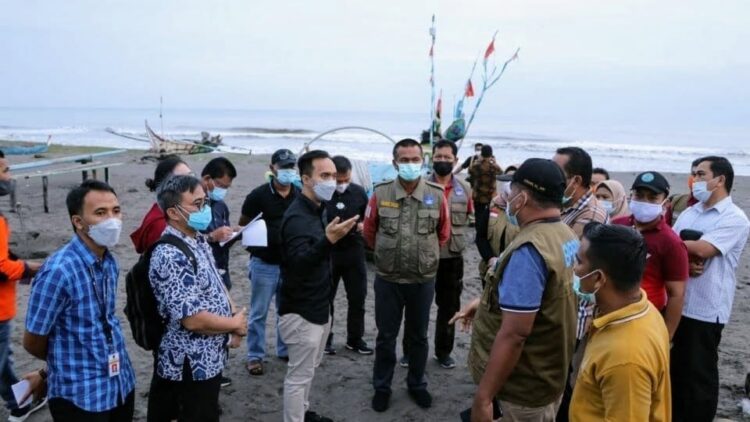 PERSIAPAN— Wali Kota Pariaman Genius Umar mendampingi  Paspampres RI sat mencek kesiapan Pasar Rakyat Pariaman.