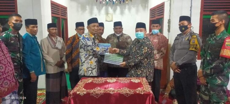 SERAHKAN BANTUAN— Bupati Padangpariaman Suhatri Bur serahkan banntuan pada pengurus  Surau Buah Kayu, Nagari Sungai Asam Kecamatan 2X11 Enam Lingkung.