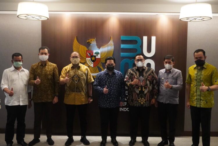 BERSAMA MENTERI BUMN—  Anggota DPR RI Andre Rosiade bersama 5 kepala daerah di Sumbar berfoto bersama usai melakukan pertemuan dengan Menteri BUMN Erick Thohir di kantor Kementerian BUMN, Jakarta, Selasa (30/3).