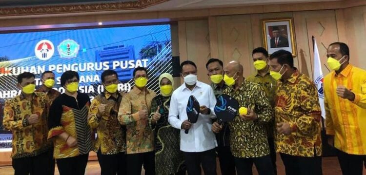 PERKENALKAN— Pengembang olahraga pickleball Sumbar Tarmizi Mawardi memperkenalkan olahraga baru ini kepada Menpora Zainudin Amali.