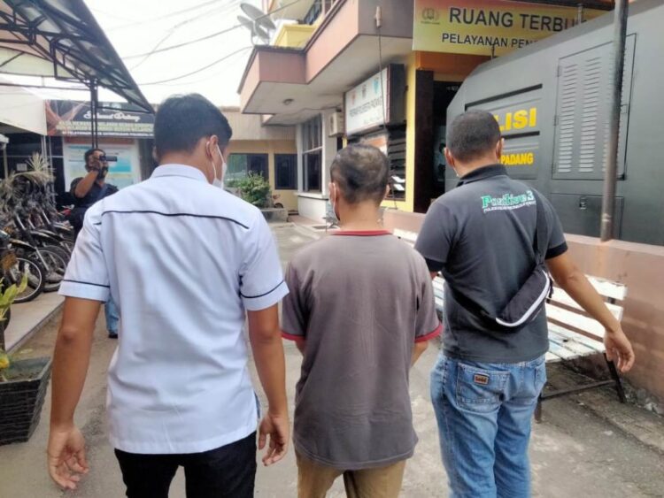 INTEROGASI— Pelaku pencabulan anak dibawah umur saat di interogasi pihak kopolisian, Kamis (29/4).