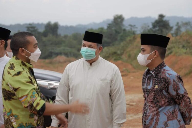 TINJAU JALAN LINGKAR— Wali Kota Solok Zul Elfian bersama Wagub Sumbar Audy Joynedi ketika meninjau jalan lingkar yang masih terbengkalai di Kota Solok.