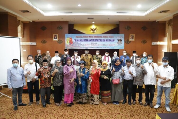 FOTO BERSAMA— Wali Kota Solok Zul Elfian foto bersama dengan perantau Kota Solok.