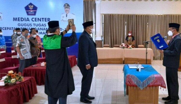 Yota Balad Resmi jadi Sekda Kota Pariaman 1 PENGAMBILAN SUMPAH— Wako Pariaman Genius Umar (kanan) memimpin pengambilan sumpah jabatan oleh Yota Balad sebagai Sekda Pariaman saat pelantikan.
