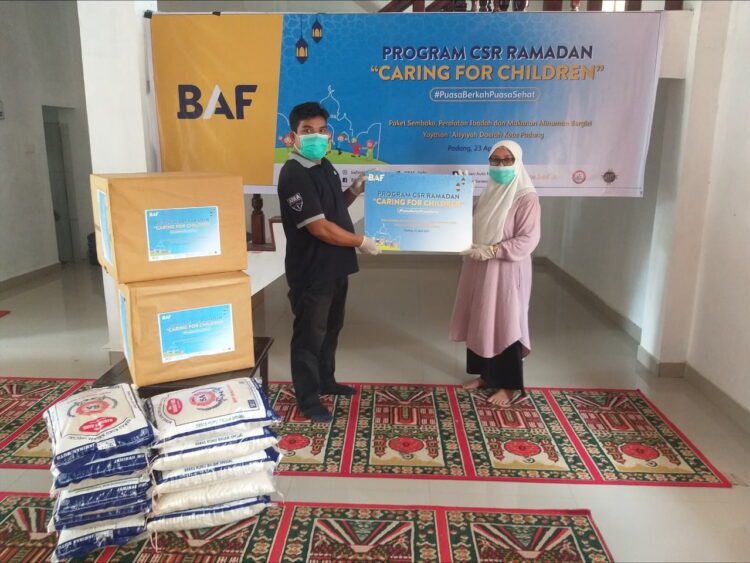 PAKET SEMBAKO— Bantuan paket sembako, peralatan ibadah, makanan minuman bergizi diserahkan oleh Netriadi (Area Office Head BAF Padang) kepada Ibu Hj. Rosmelly (Ketua Yayasan ‘Aisyiyah Daerah Kota Padang).