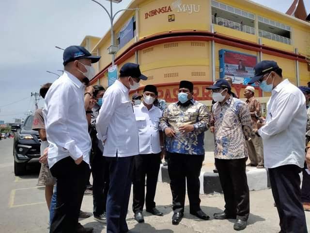 LAPORKAN— Bupati Padangpariaman Suhatri Bur  saat  melaporkan jalan di daerahnya banyak yang belum diaspal kepada rombongan Kementerian PUPR.