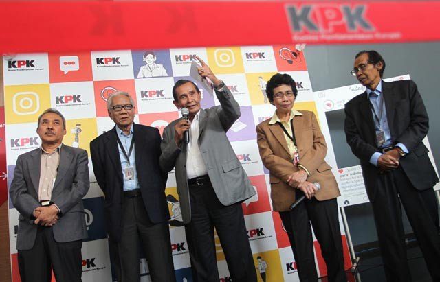 PECAT PEGAWAI—Ketua Dewan Pegawas KPK Tumpak Hatorangan Panggabean (tengah) bersama Dewan Pengawas KPK lainnya menyatakan memecat oknum pegawai KPK yang mencuri emas barang bukti dan juga melaporkan ke Polisi.