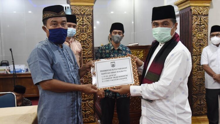 eerangan foo kepala bpkd saat serahkian bantuan