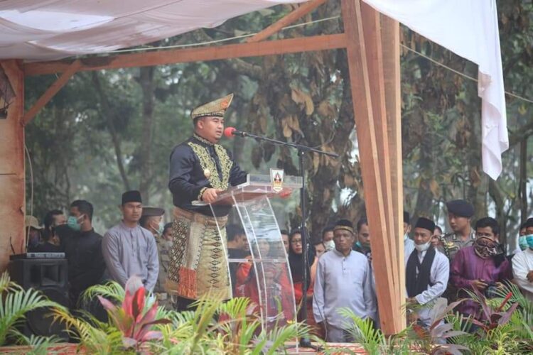 Silaturahmi Raja-Raja di Pagarayuang, Sutan Riska Harapkan Terbentuknya Wadah Raja-Raja di Sumbar 1 Bupati Dharmasraya Sutan Riska Tuanku Kerajaan saat tampil dengan Pakaian Kebesaran Kerajaan Koto Besar pada Festival Pamalayu.