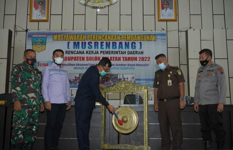 foto berita plh bupati solok selatan buka Plh Bupati Solok Selatan Doni Rahmat Samulo didampingi Ketua DPRD Solsel Zigo Rolanda dan Forkompimda menabuh gong Musrenbang Solsel300321103408