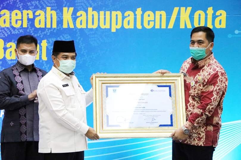 foto sekda terima penghargaan bank