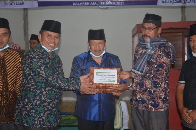 g Bupati Agam Dr. H. Andri Warman MM menyerahkan bantuan hibah sebesar Rp10 juta untuk kemakmuran masjid