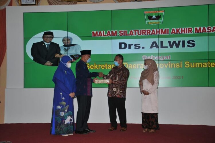 SERAHKAN CENDERA MATA— Gubernur Sumbar Mahyeldi menyerahkan cendera mata kepada Alwis yang sudah purna tugas.