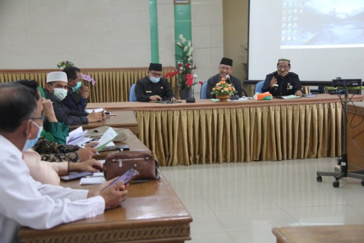 Rapat Persiapan Pembahasan Pedoman dan Tata Tertib Lomba bersama sembilan belas Praktisi MTQ dan beberapa orang pengurus Lembaga Pengembangan Tilawatil Quran (LPTQ) Sumbar di Aula Amal Bhakti I Kanwil, Selasa (20/4).
