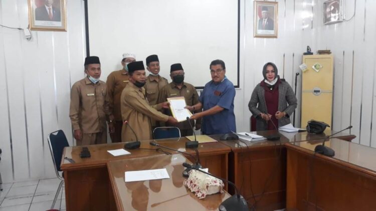 SILATURAHMI— Kakanwil Kemenag Kota Padang Majanis melakukan pertemuan dengan Ketua Komisi IV DPRD Azwar Siry bersama anggota Dewi Susanti, Senin (19/4).