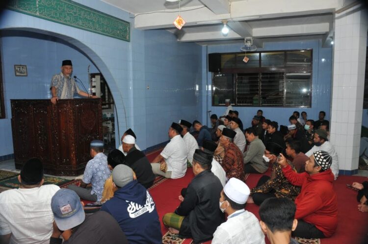 TAUSIAH—Gubernur Sumstera Barat berikan tausiah usai shalat subuh berjamah di Masjid Nurul Huda Balai Pandan Cupak Kecamatan Gunung Talang Kabupaten Solok, Kamis (22/4)
