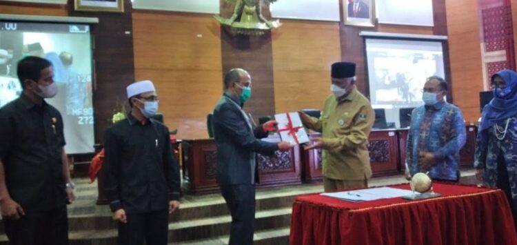Ketua DPRD Sumbar Supardi didampingi Wakil Ketua, Irsyad Syafar dan Indra Dt. Rajolelo menyerahkan persetujuan DPRD Provinsi Sumatera Barat terhadap rancangan awal RPJMD Provinsi Sumatera Barat tahun 2021-2026 kepada Gubernur Sumbar Mahyeldi.